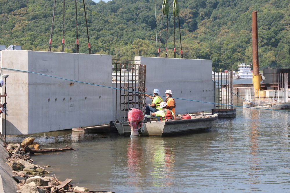 Quad Cities Heavy Lift Crane Assists at Lock and Dam 22 Fish Passage
