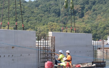 Quad Cities Heavy Lift Crane Assists at Lock and Dam 22 Fish Passage