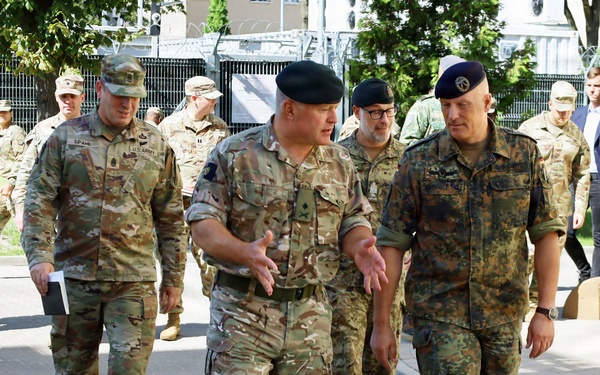 Commander NATO JFC – Brunssum visits V Corps Forward