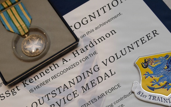 Airmen volunteer presented with Military Outstanding Volunteer Service Medal