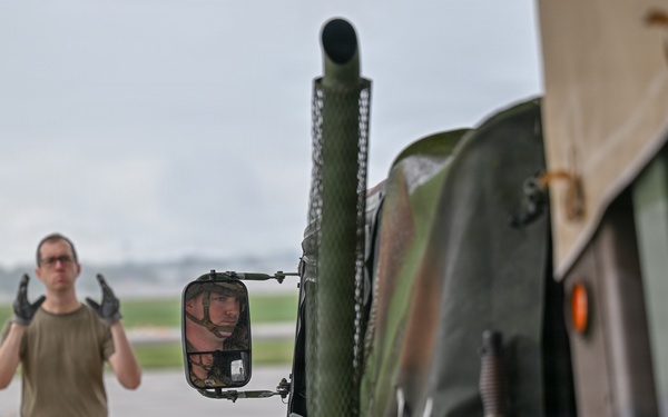 Air Force, Marines conduct joint training on C-17