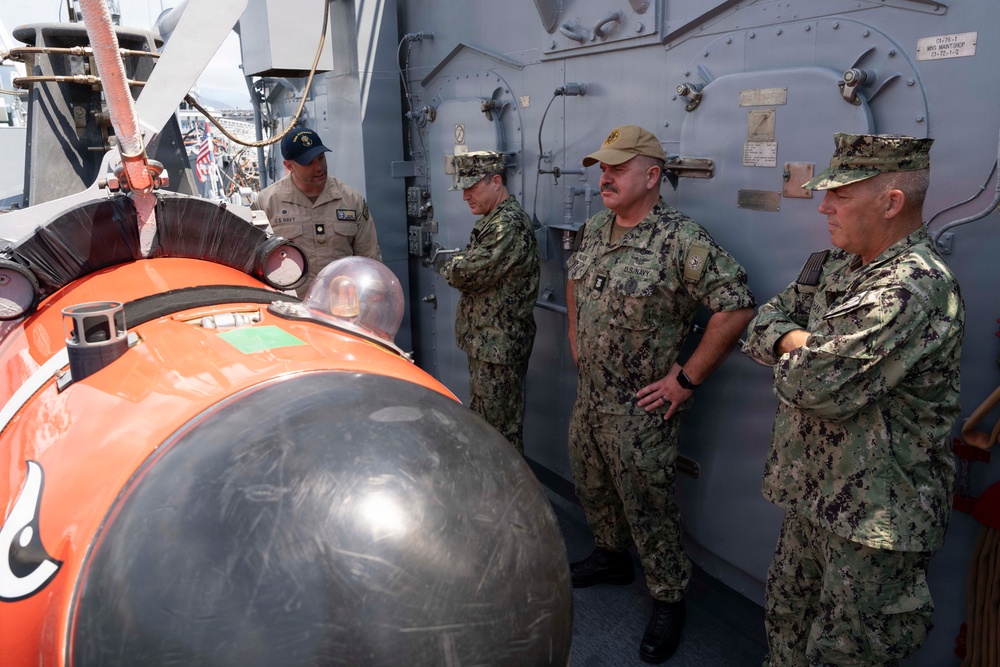 MyNavy HR visits USS Patriot (MCM 7)