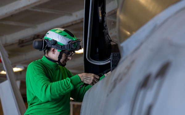 Abraham Lincoln Conducts Aircraft Maintenance