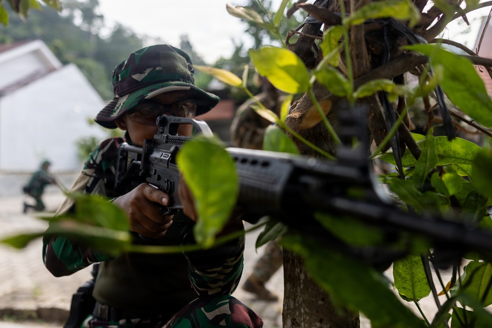 MRF-D Marines train with Indonesian marines in urban tactics