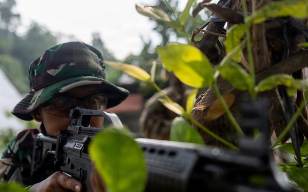 MRF-D Marines train with Indonesian marines in urban tactics