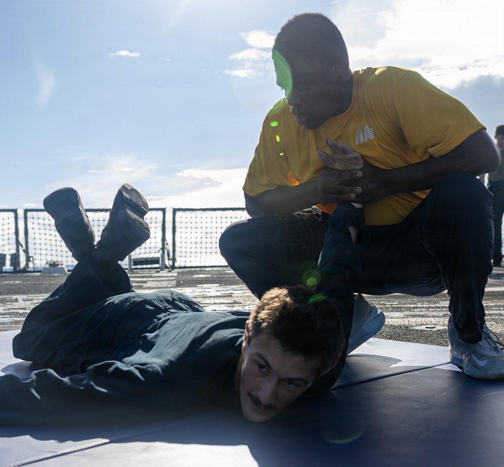 USS Mustin conducts security reaction force-bravo course