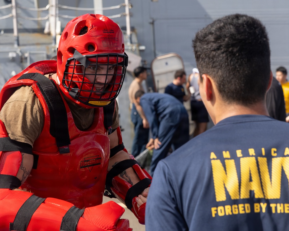 USS Mustin conducts security reaction force-bravo course
