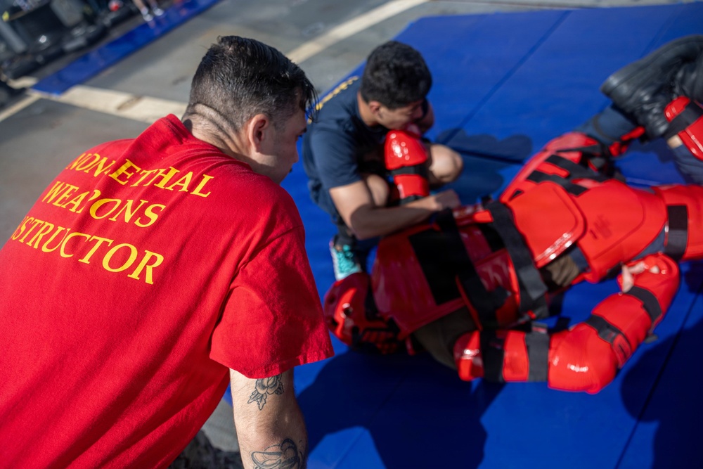 USS Mustin conducts security reaction force-bravo course