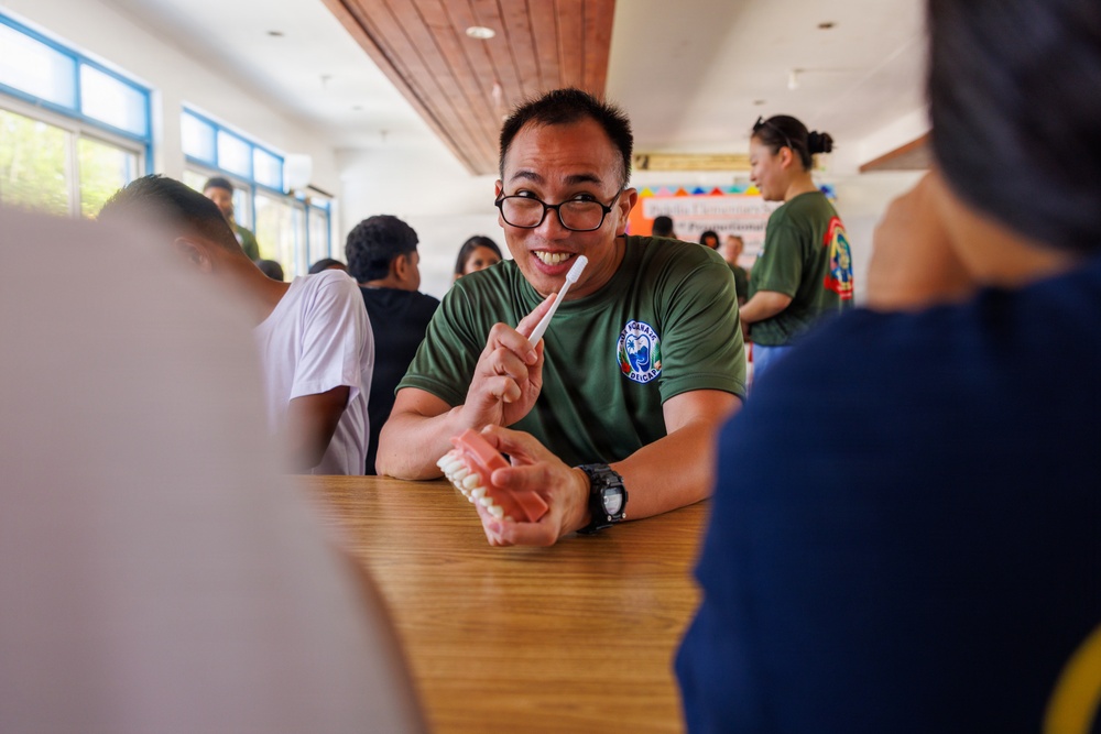 Koa Moana 26: U.S. Navy Sailors with 1st MLG teach local students dental care