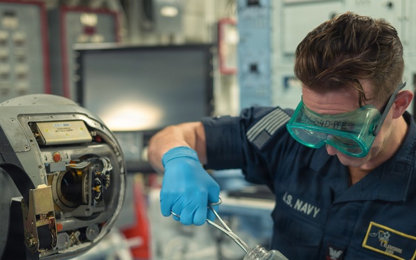 George Washington AIMD Conducts Maintenance