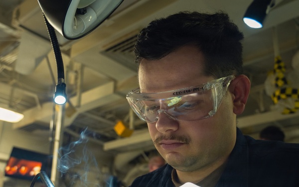 George Washington AIMD Conducts Maintenance