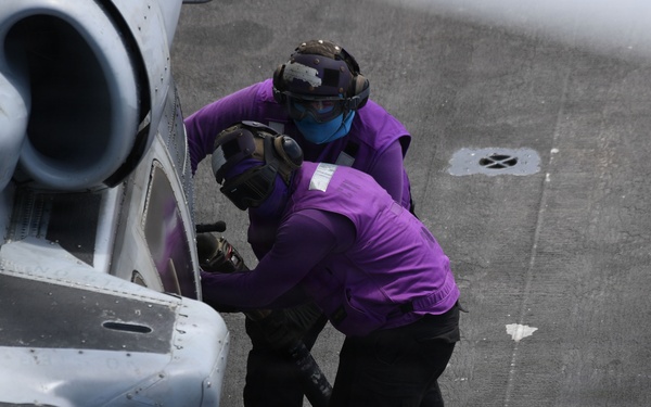 USS Carl Vinson (CVN 70) conducts flight operations