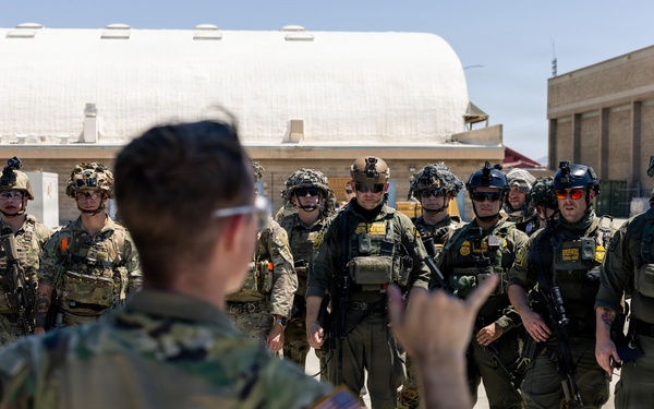 JTF-SB Soldiers and Border Patrol agents conduct joint patrol