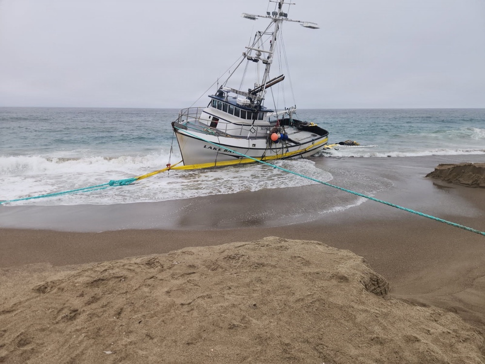 Unified Command responds to grounded vessel near Point Reyes