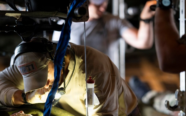 Pararescuemen conduct in-flight medical training