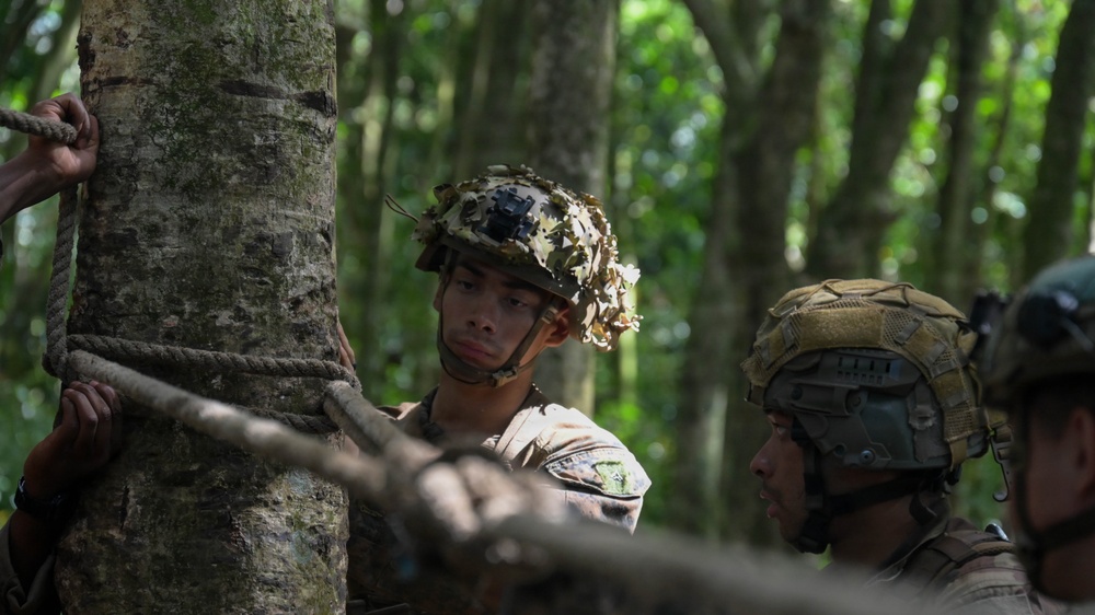 DELAYEN 26: MRF-D Marines, French soldiers participate in ropes course