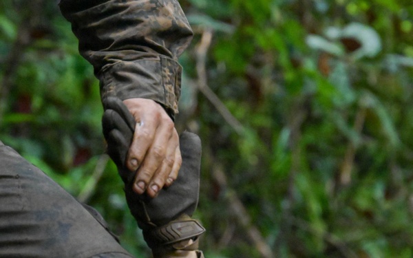 DELAYEN 26: MRF-D Marines, French soldiers participate in endurance course