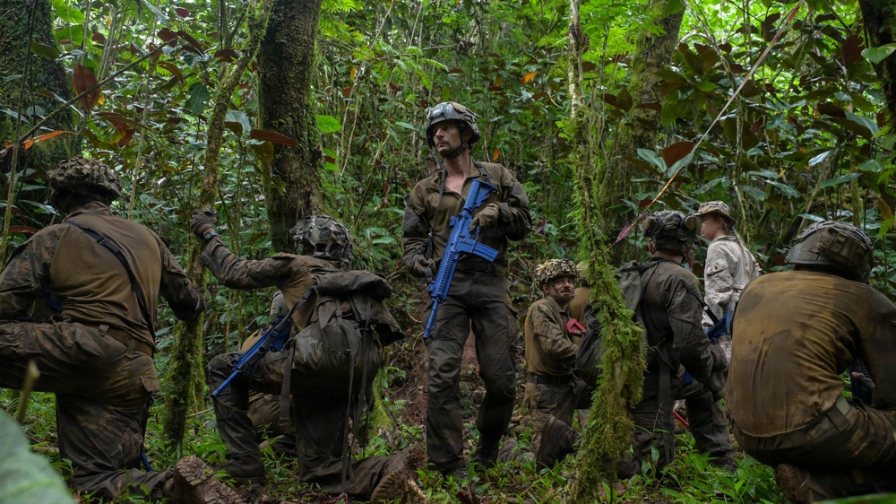 DELAYEN 26: MRF-D Marines, French soldiers participate in endurance course