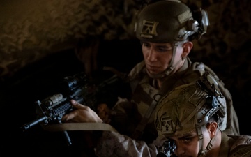 11th MEU Marines Conduct Close Combat Movement Drills Aboard Boxer