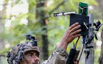 3-504th Parachute Infantry Regiment Soldier Trains to Counter UAVs