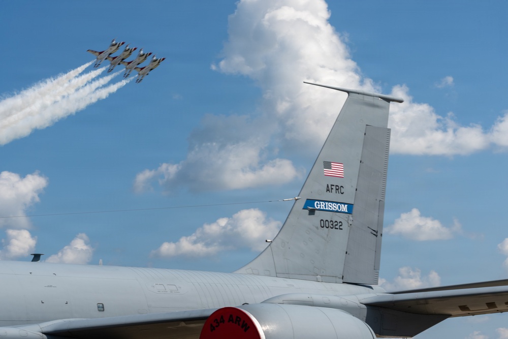 Thunderbirds Soar Past Grissom Tanker at Air &amp; Space Expo