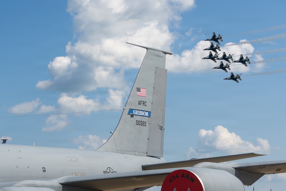 Thunderbirds Draw Crowds to Grissom's First Airshow Since 2019