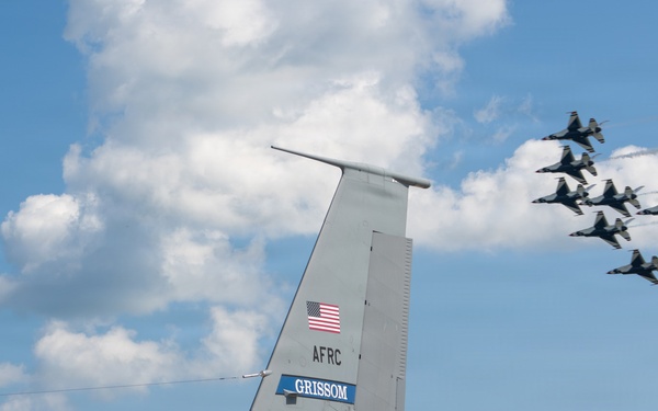 Thunderbirds Draw Crowds to Grissom's First Airshow Since 2019