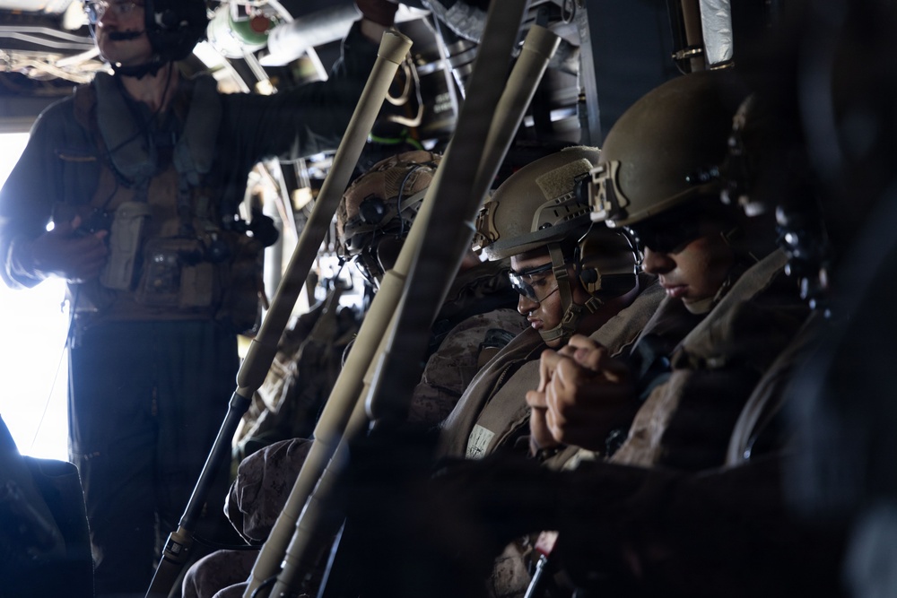 13th MEU | BLT 2/4 Executes a Vertical Assault Raid