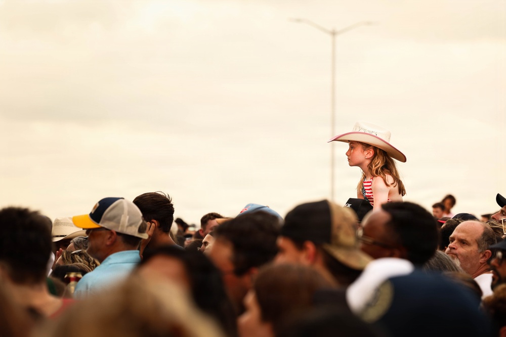 MWR Hosts Miranda Lambert onboard Naval Station Norfolk