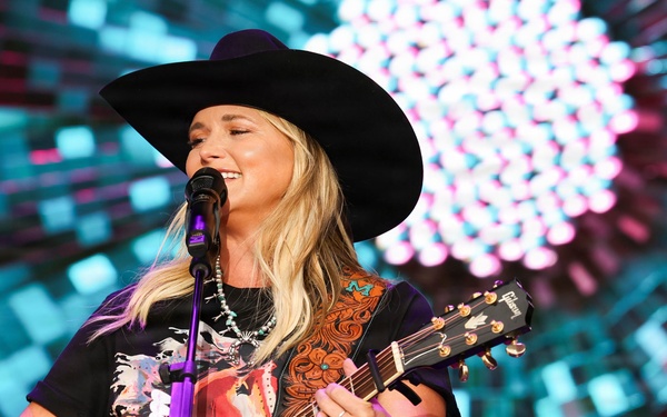MWR Hosts Miranda Lambert onboard Naval Station Norfolk