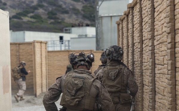 13th MEU | LAR Co. Executes an Amphibious Assault