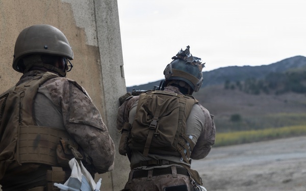 13th MEU | LAR Co. Executes an Amphibious Assault