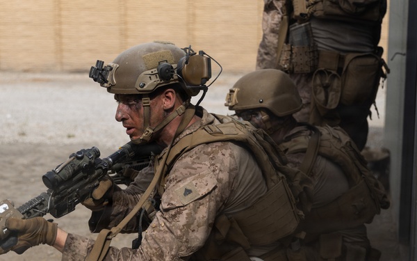 13th MEU | LAR Co. Executes an Amphibious Assault