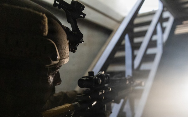 13th MEU | LAR Co. Executes an Amphibious Assault