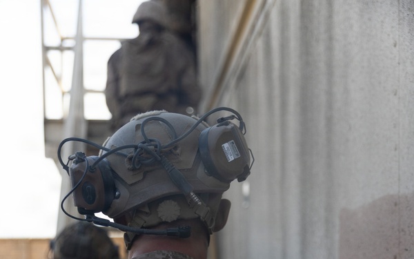 13th MEU | LAR Co. Executes an Amphibious Assault