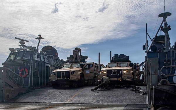 L-CAC 64 Takes Part In Simulated Marine Raid