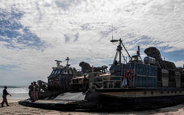 L-CAC 64 Takes Part In Simulated Marine Raid