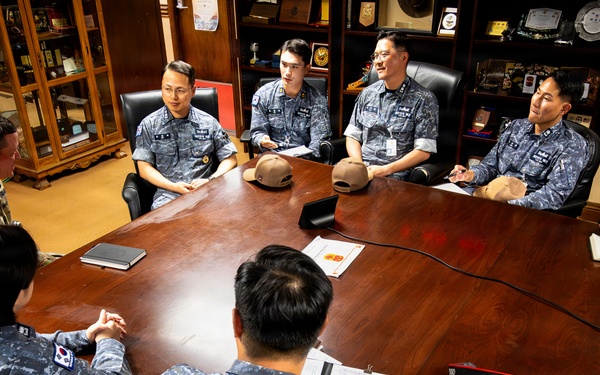 ROK Naval Commander visits 94th AAMDC Commanding General