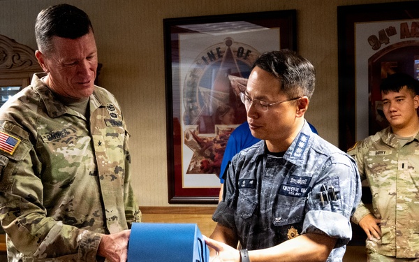 ROK Naval Commander visits 94th AAMDC Commanding General