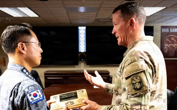 ROK Naval Commander visits 94th AAMDC Commanding General