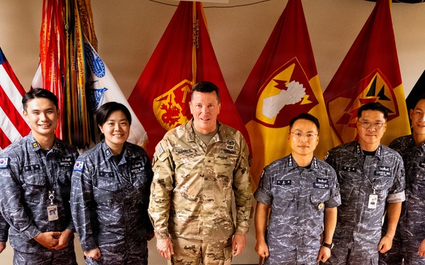 ROK Naval Commander visits 94th AAMDC Commanding General