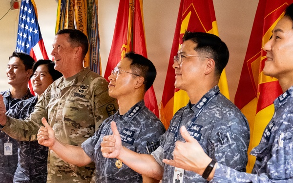 ROK Naval Commander visits 94th AAMDC Commanding General