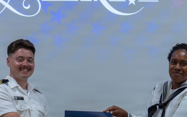 RLSO Westpac Hosts Naturalization Ceremony Aboard CFAY