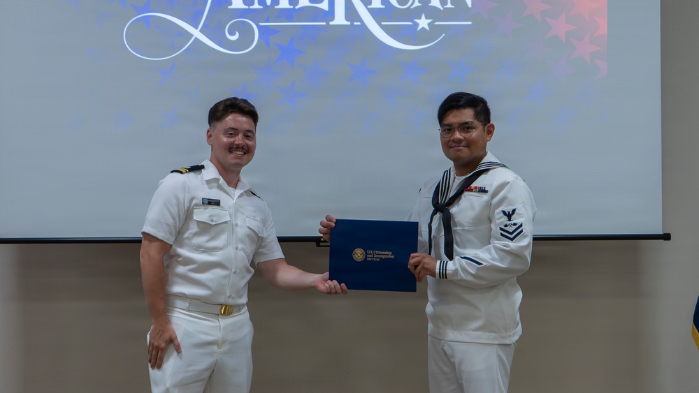 RLSO Westpac Hosts Naturalization Ceremony Aboard CFAY