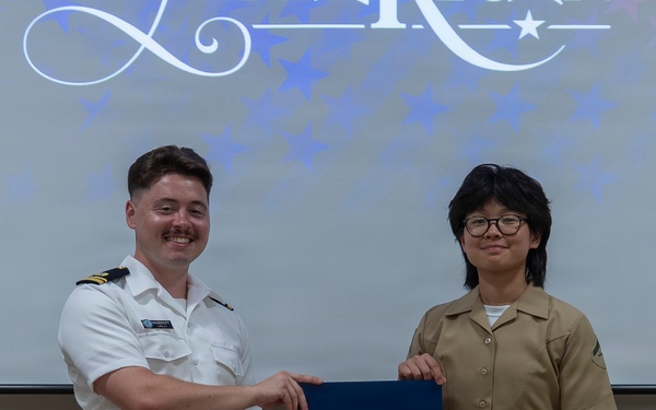 RLSO Westpac Hosts Naturalization Ceremony Aboard CFAY