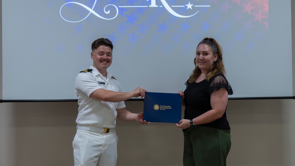RLSO Westpac Hosts Naturalization Ceremony Aboard CFAY