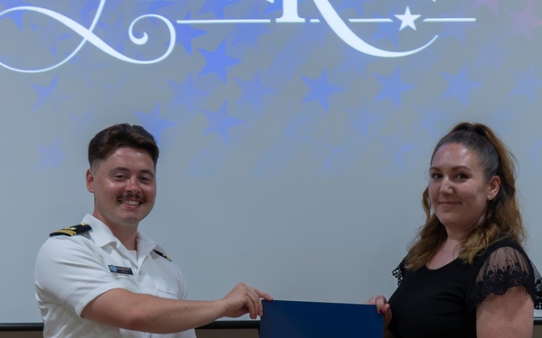 RLSO Westpac Hosts Naturalization Ceremony Aboard CFAY