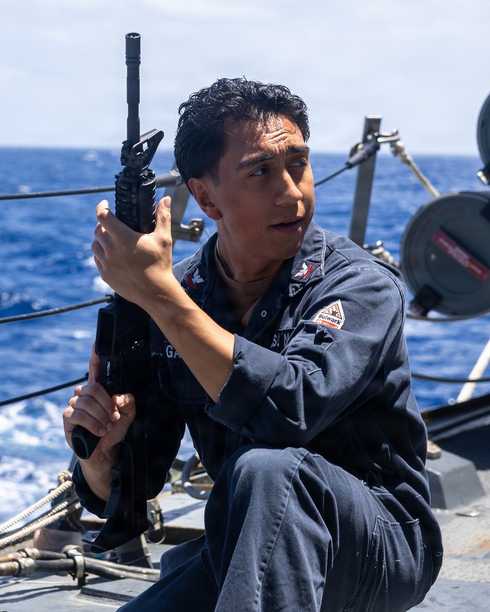 USS Mustin conducts weapons familiarization course