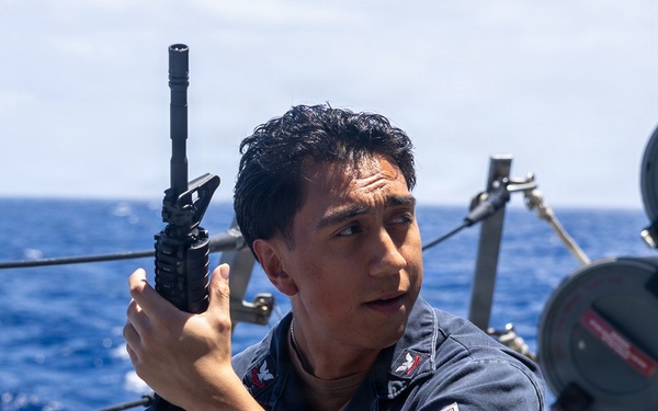 USS Mustin conducts weapons familiarization course
