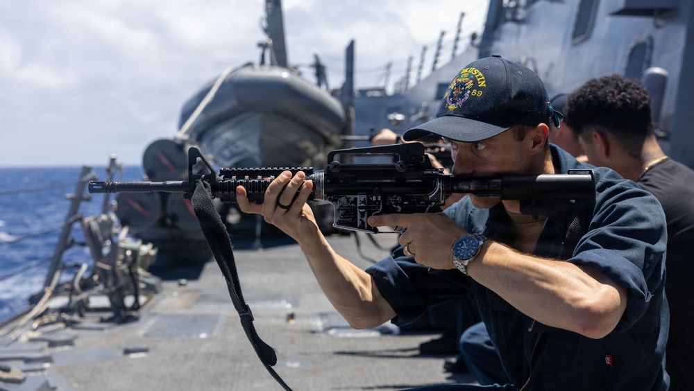 USS Mustin conducts weapons familiarization course